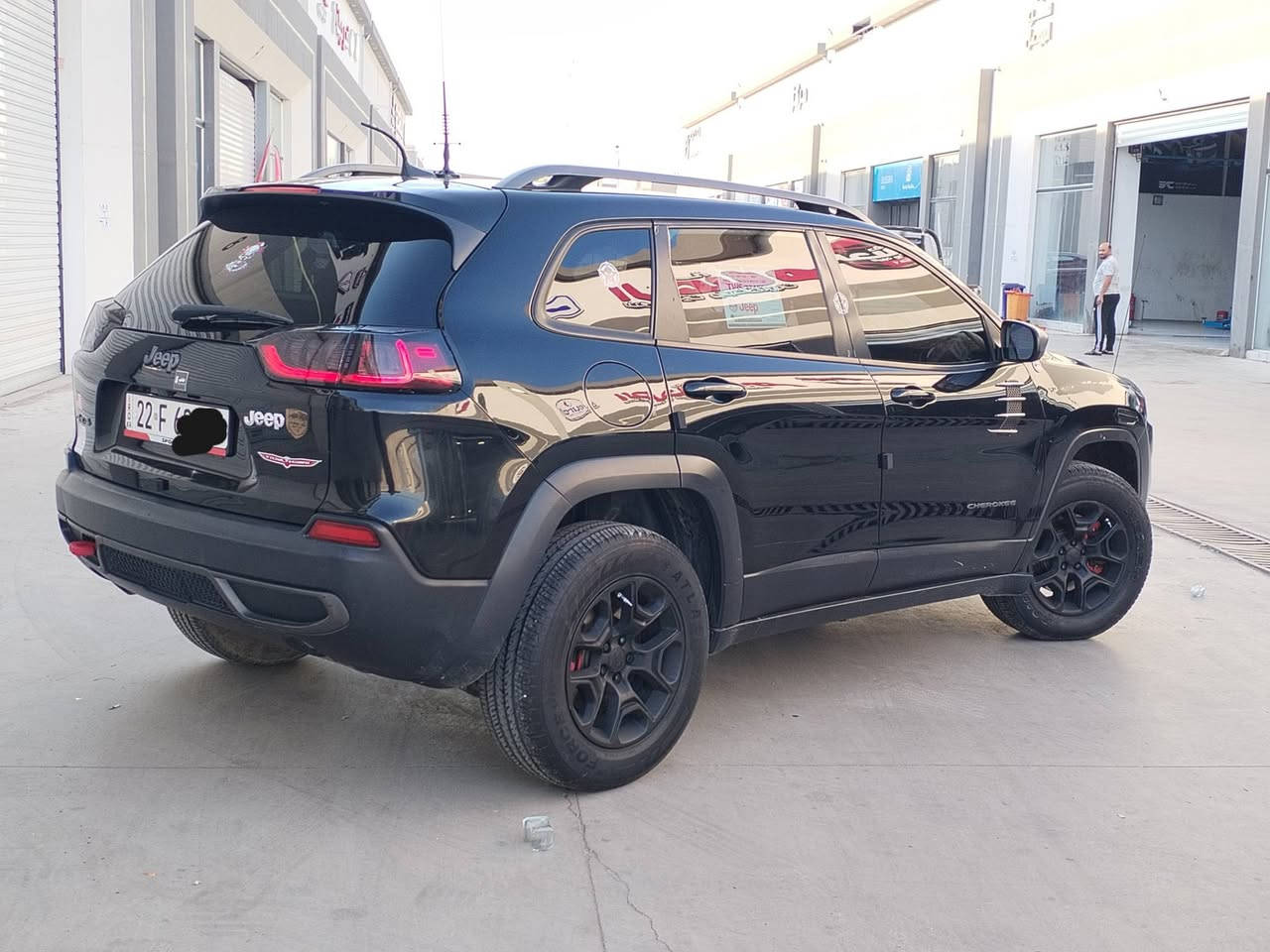 بلاش بلاش بلاش البيع مستعجل باسمنا جيب شيروكي موديل 2019 شكل الرياضي الداخل والخارج فقط بها البوند صبغ بدون ضرر
رقم اربيل تحويل مباشر 
فول مواصفات Limited
حجم المحرك : 6 سلندر جارجر ما مفتوح 3000 ونص قطاره مال بنزين والله 
#السعر : 109 ورقة 
المواصفات : 
بصمة تشغيل وابواب  - شاشة وكامرة خلفية  - حساس خلفي - تبريد قطعتين - لايت LED وزنون - بك لايت LED  - مقاعد اماميه كهرباء  -  كشنات جلد - تدفئة كشنات - كشنات ذاكرة - -رادار جانبي  - سايد بريك كهرباء - جنطة كهرباء - اشاير بالمري 
الموقع / الموصل حي الزهور
للاستفسار ***********
*********** واتساب موجود
