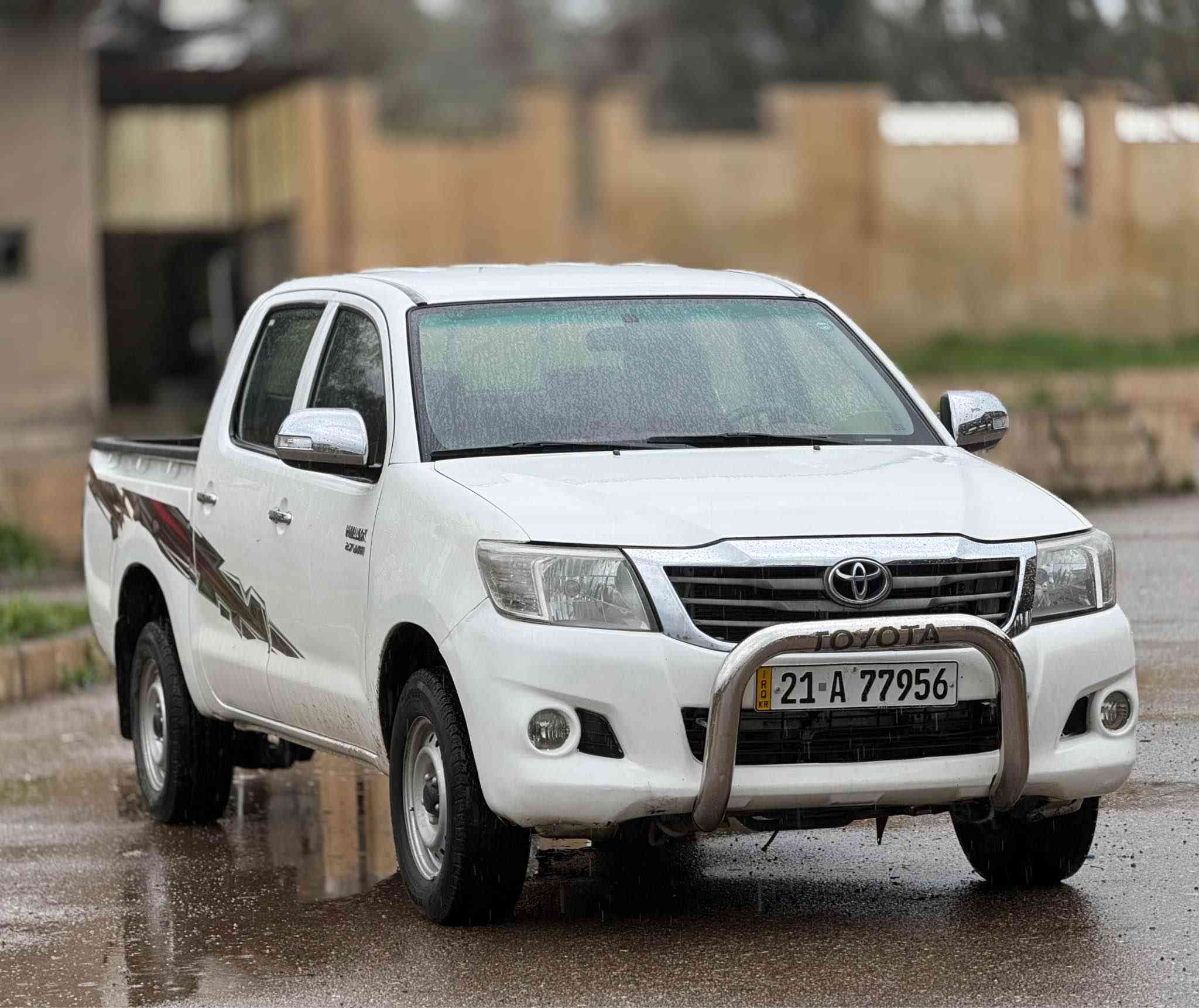 تةنها ١٤٣ وةرةقة 😱 خوار هةموو بازار 

مةرزية ٢٠١٢ پارچة رةشة بؤدي و سةقف و شان هيچي پيوة نيية پيشي لاي سةكني جةمپيكي هةية دوو بست ناوي گرتووة گيرو مةكينةي بةشةرتة سةنةوي و رةقةمي نويية
٤ تاية و ويلي نويي لة بنه سةيارةكة زور توند و بةندة و هةموو گياني بةشةرتة 

سعري// ١٤٣ وةرةقة
شوين// كؤية
***********
*********** كويسينجاك, أربيل
