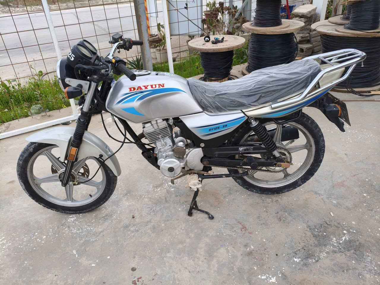 السلام عليكم. دراجه دايون عضم ميدل 23.  كلك.  ال بيع  مكان طوريج سياحي الدعوم.  السعر 575.   لاستفسار ***********
