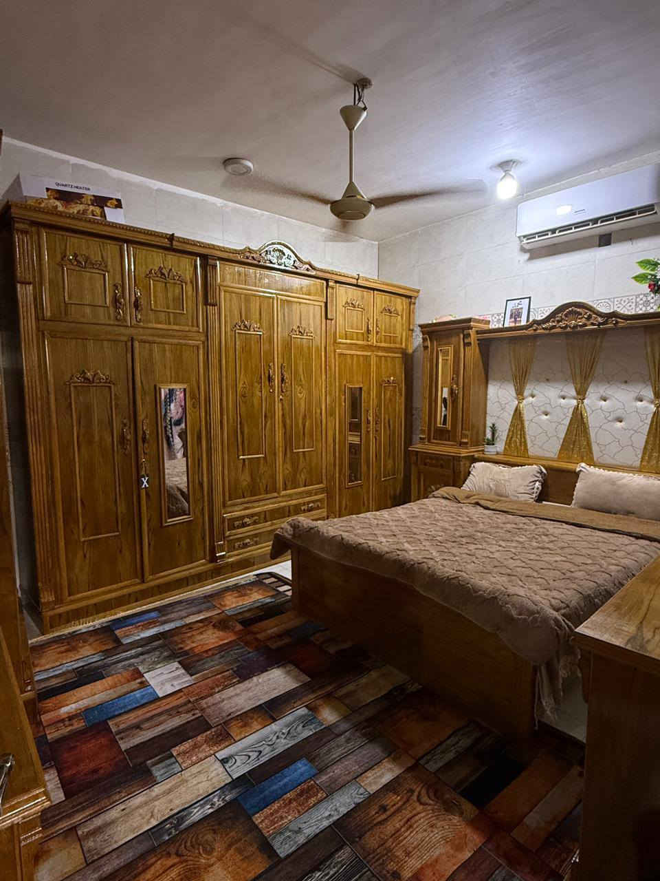 السلام عليكم مكلف بالنشر بيت طابو صرف المساحه 100متر واجهة 5 ونزال 20 طابقين الطابق الارضي غرفه وكلدور ومطبخ واستقبال الطابق الثاني غرفه وكلدور صحيات داخليه وخارجيه مع سقيفه خارجيه كراج سياره موقع البيت كلش حلو يبعد عن شارع 100العام تقريب 100متر والبيت شارعه 30 متر قرب الاستداره الثانيه من مدخل شارع حله كربلاء السعر 115 بي مجال بسيط رقم صاحب الدار *********** اتصال او واتساب
