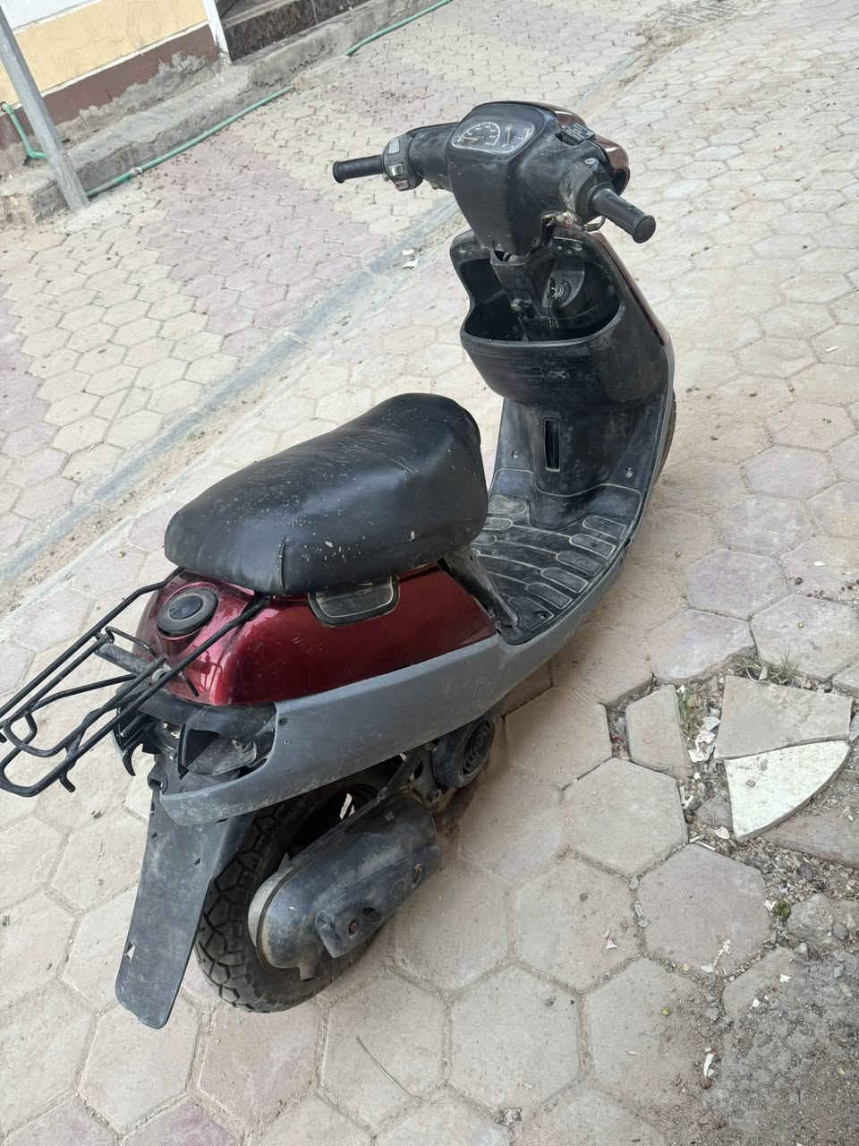 السلام عليكم دراجه بطه للبيع الدراجه طافيه تحتاج كابريته جانت تشتغل ونضيفه مبيها اي شي مجرد طفت اني ابيع على وضعها السعر 175 وبيها مجال مكان كربلاء حي العباس شراي يتصل ***********
