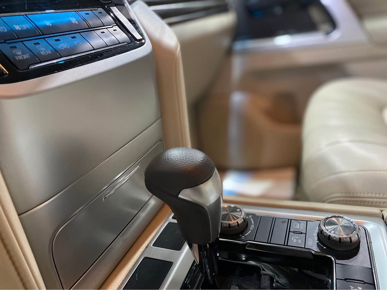 لاندكروز 2021 استيراد 
عداد / 16 الف حقيقي شرط الفحص باي مكان
كفاله عامه بدون ملاحضات بدون شخوط 
محرك 6 سلندر بصمه كراسي كهرباء 3 شاشات اربع كاميرات جنطه كهرباء تشغيل عن بعد باقي الموصفات معروفه رقم بغداد بصمتين كتلوكات كلها كامله
السعر 540$
***********
بغداد الكاظميه بغداد, العراق
