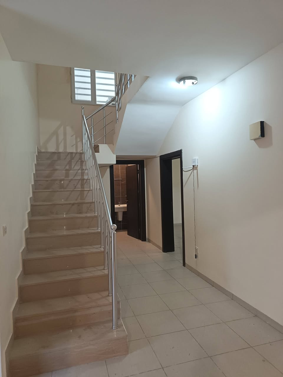 بيت للإيجار في أربيل مجمع أتلانتيك الأمريكي 
٢٠٠ متر طابقين 
٤ غرف نوم صالة أستقبال مطبخ صحيات حديقه و كراج 
للاستفسار
***********
***********
