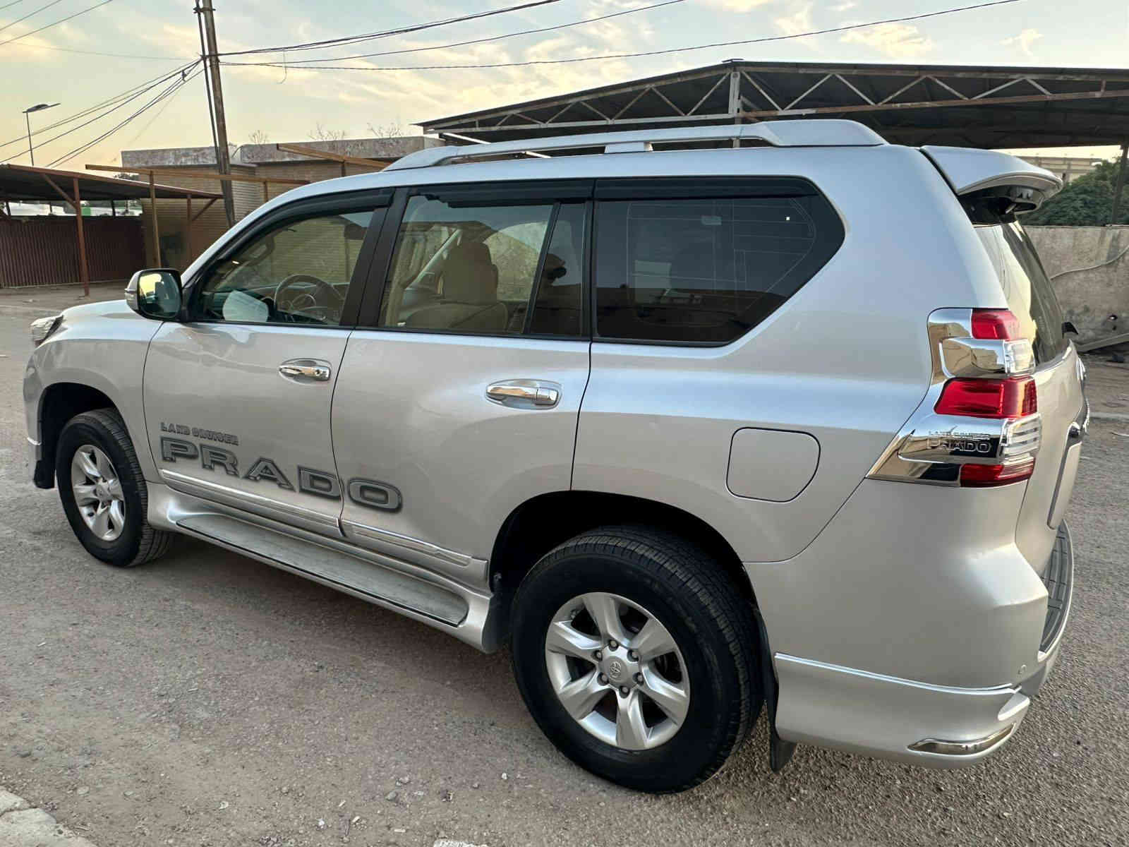 مستعجل على البيع وماكو هيج سعر
لاندكروز برادو 
السونار مرفق بلصور 
👇👇 وتفاصيلها 👇👇
            رقم بغداد 
           موديل ٢٠١٠ محدث ١٨
          ٤سلندر ٢٧٠٠ 
              كير اوتو 
             تخم تاير 
          تبريد شغال ثلج 
محرك وكير وحداديه خير من الله 
السيارة بيهه إضافة شاشة حجم كبير   وبصمه ونظام تشغيل عن بعد 
مكان السيارة العامرية شارع المنظمه 
     السعر ١٨٨ ورقه والشراي يدلل  
***********
***********
