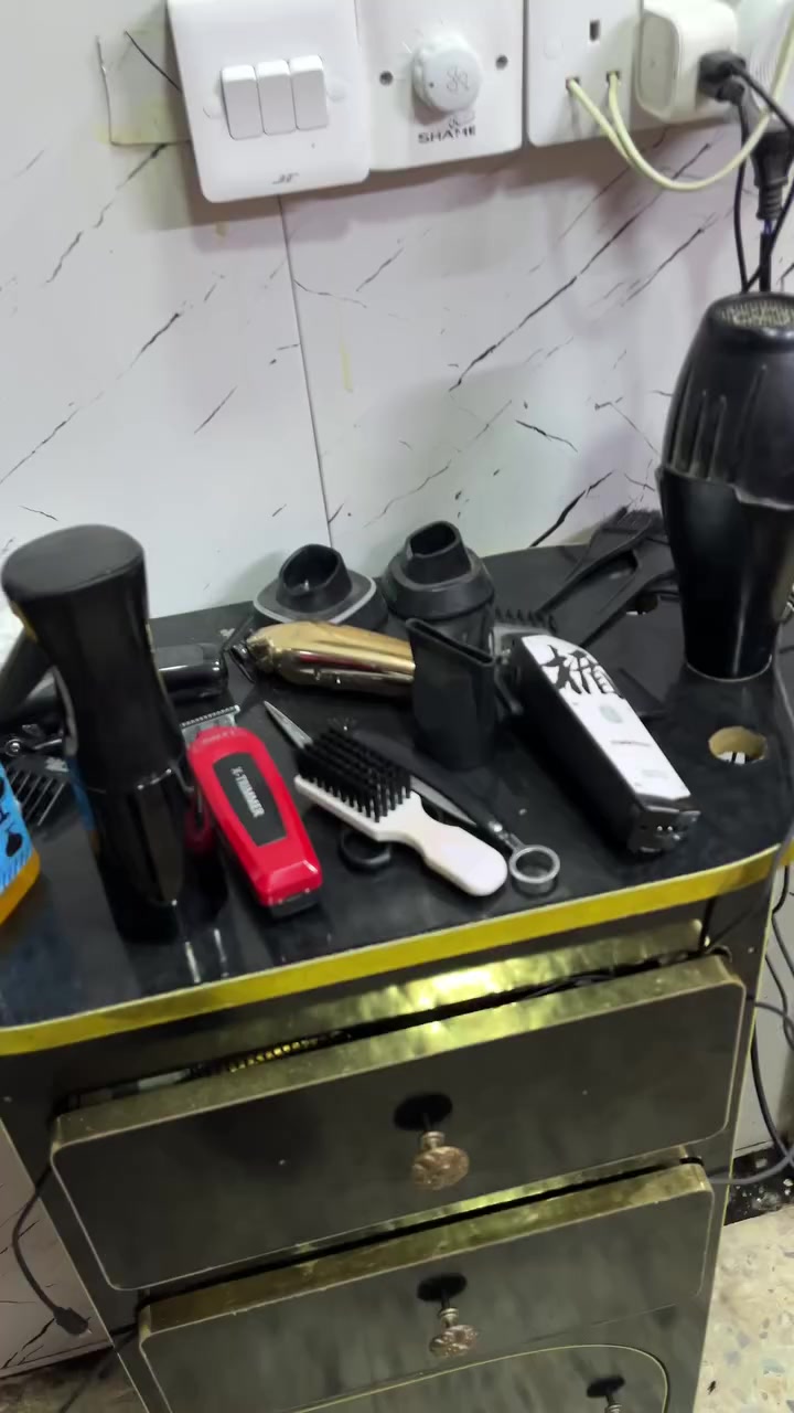 السلام عليكم مرايتين السعر ١٠٠ وفاترينه٥٠  وكراسي
ثنين الذهبي نضافه فول١٢٥  والكرسي الاسود بي ملعب شغال الجك والكير ٧٥ وتخومه ثنين ب١٠٠ وميز نضيف كلش ب٥٠ وعربانه ب٤٠  مثل ما موضح بالمقطع تكَلبهن وتاخذهن بيهن مجال حگ الجيه وذا تاخذهن كدهن شلع اتساهلك بيهن 
راسلني خاص او هذا رقمي *********** 
مكاني سبع قصور يمجامع الامام علي
سبب البيع ابدل الديكور
