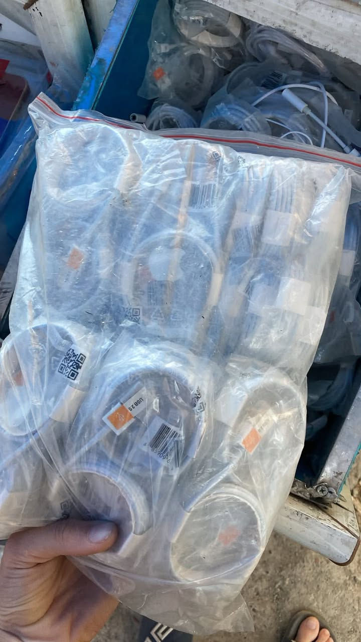 عندي ربطه كاملا 80 قطعه هيج شي عل 400 دينار القطعه 
و عندي شاحنات ايفون خوش نوعيه ربطين 100 قطعه كل ربطه القطعه 650 دينار و عندي توصلات مال تايبسي اوكس 200 قطعه 30 الف مع التوصيل تواصل *********** واتساب فقط

