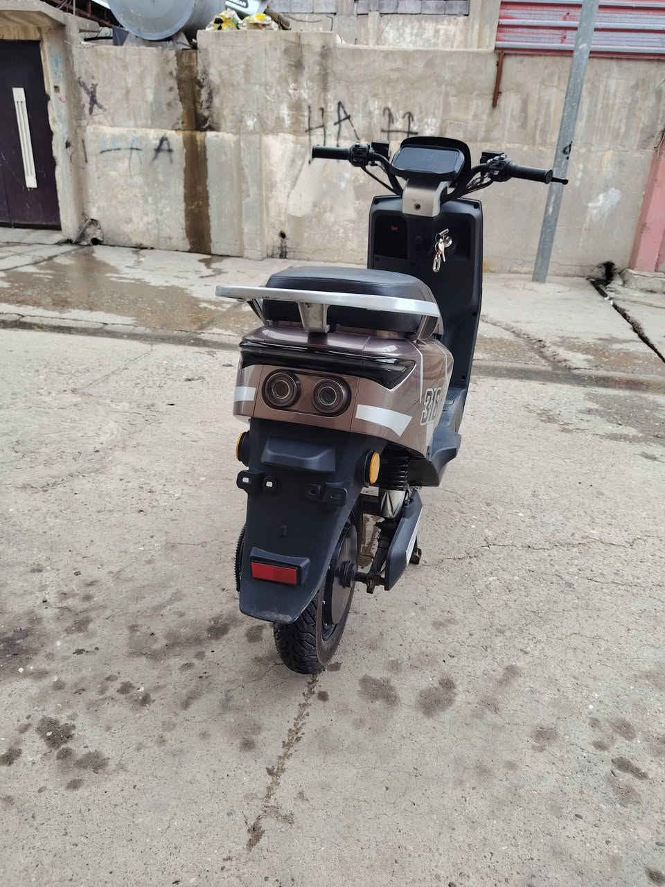 دراجه شحن للبيع 318 المعروف لا يعرف
ملف وعقل شرط 
بي نضام باك 
6بطاريات كبار شرط 
لايت زينون 
كهربائيات كلها شغالهة 
ملف 2000 
عنوان موصل ايسر حي عدن السعر 525 $ بي مجال للناس الطيبه(***********)
