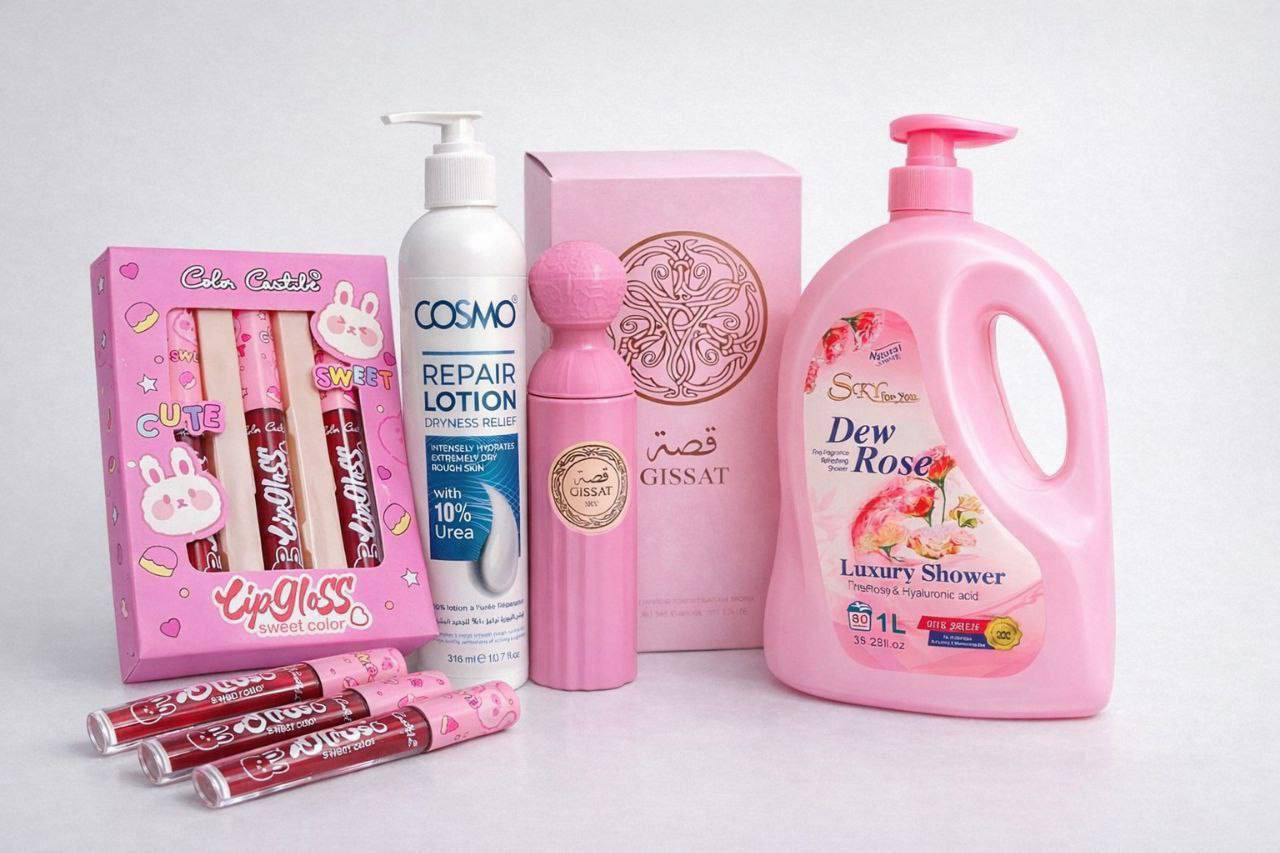 مجموعة من منتجات العناية الشخصية ومستحضرات التجميل ذات اللون الوردي. تشمل المنتجات الرئيسية ما يلي: 
ملمع شفاه "Colon Cantabi" أو "Color Castle": مجموعة "سويت كولور" (Sweet Color) من ملمع الشفاه معبأة في صندوق عليه رسم أرنب لطيف. تتوفر بدرجات ألوان مختلفة وتوفر لمعاناً زجاجياً.
لوشن "Cosmo Repair Lotion": لوشن علاجي للجسم لتخفيف الجفاف الشديد والخشونة. يحتوي على 10% يوريا لترطيب عميق ويساعد في علاج مشاكل مثل "جلد الوزة".
عطر "قصة": عطر إماراتي ) يأتي في زجاجة وردية وعلبة تحمل علامة "قصة" بالخط العربي. يتوفر بعدة روائح مختلفة.
غسول استحمام "Skin For You Dew Rose Luxury Shower": غسول جسم فاخر بحجم 1 لتر، غني بخلاصة الورد وحمض الهيالورونيك، ويتميز برائحة قوية وثبات عالي. 
@إشارة #الجميع #يوجد #توصيل #الكافه #المحافضات#العراق


**إذا كنت صاحب هذا الإعلان وتريد حذفه لأي سبب، رجاءا أرسل رسالة إلى الدعم الفني**