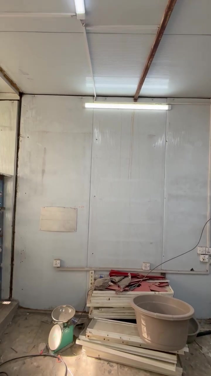 السلام عليكم 
كرفان محل للبيع
كرفان نضيف بيبان نضيفه كهربائيات كامل 
المساحه 6X3 الارتفاع 3 
الاستفسار ***********
