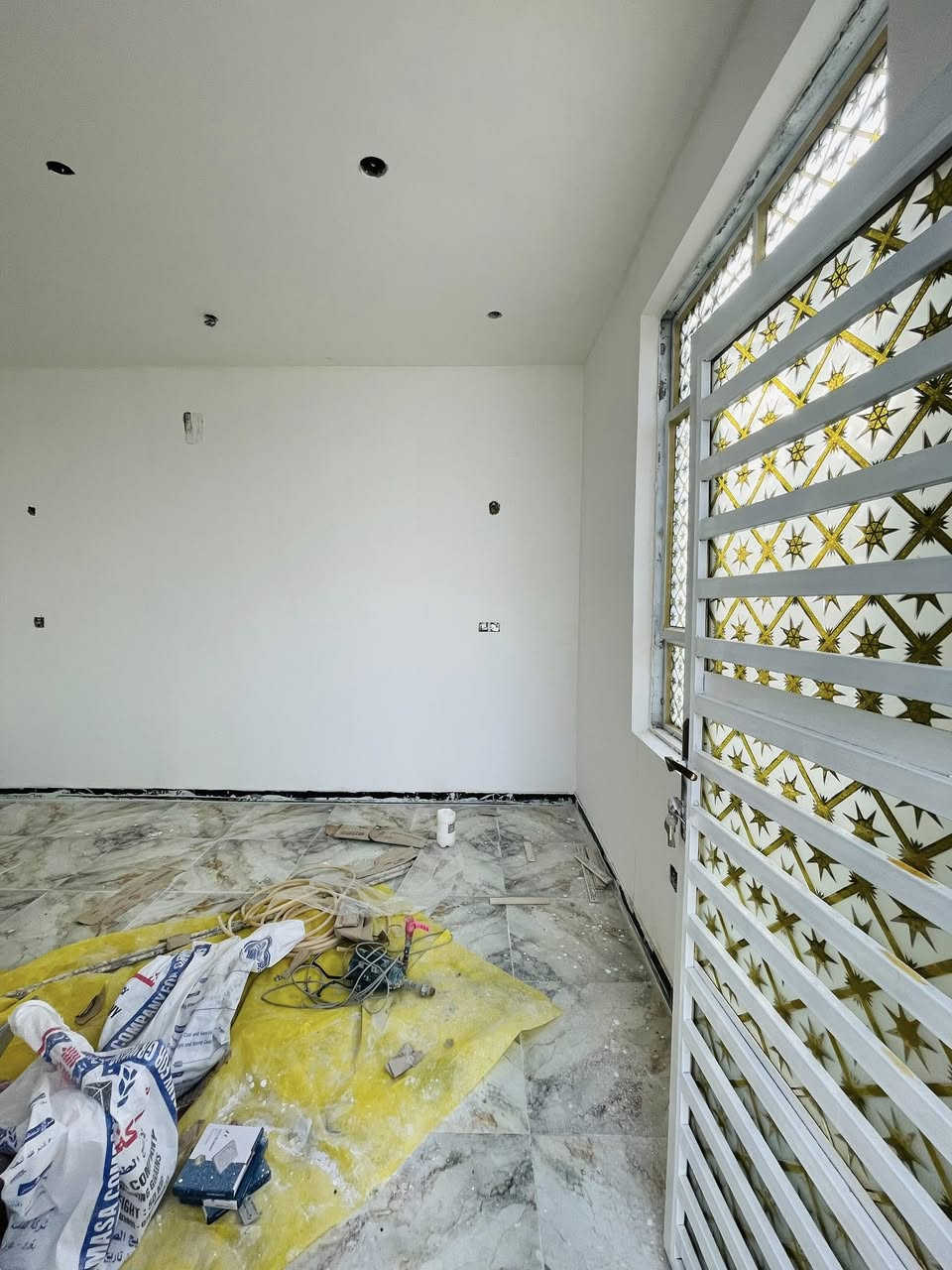 بيت للبيع كامل بحي الجودين بنزله الثالثه مساحته ١٠٠م ركن شارعه ١٥ 
غرفه ومطبخ وصاله والديوانيه وحمام داخلي وخارجي
الاستفسار واتساب ***********
بسعر مناسب
