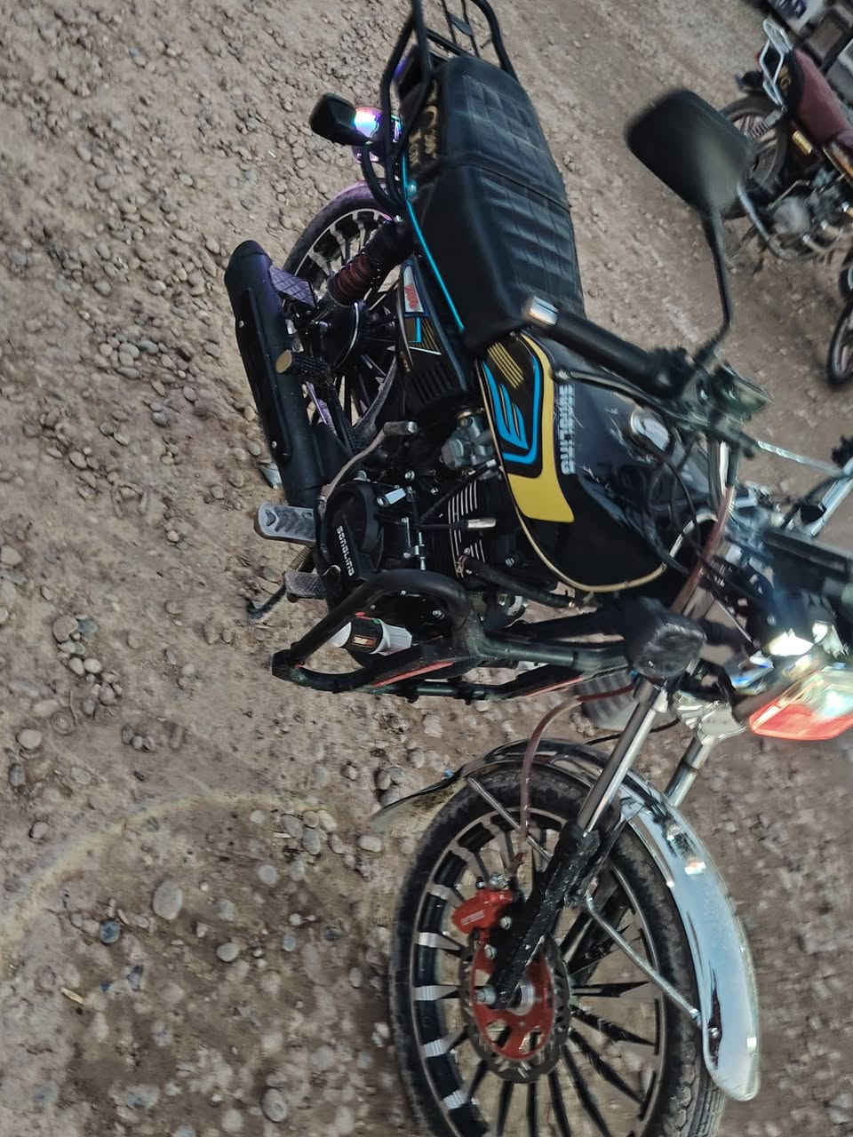 السلام عليكم
ايراني 2026
بصمه منفيس 
محرك200c
دراجه حلوه ونضيفه
سعرها650مكاني سامراء


**إذا كنت صاحب هذا الإعلان وتريد حذفه لأي سبب، رجاءا أرسل رسالة إلى الدعم الفني**