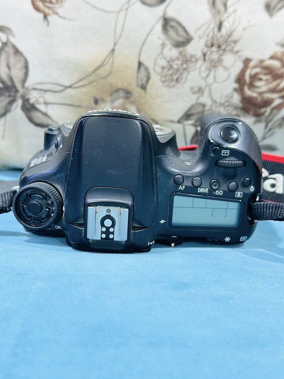 Canon EOS 70
لعشاق التصوير الفوتوغرافي وصناعة المحتوى المرئي، وللمبتدئين الطموحين الذين يبحثون عن بداية قوية واحترافية، أعرض لكم كاميرا Canon EOS 70D الغنية عن التعريف، بجميع ملحقاتها الأساسية والإضافية، جاهزة للعمل مباشرة.
الكاميرا والمواصفات الأساسية:
• جسم الكاميرا: Canon EOS 70D
• الحالة: نظيفة جداً، معتنى بها، وتعمل بكفاءة 100%.
• المميزات الرئيسية:
• نظام Dual Pixel CMOS AF: فوكس تلقائي فائق السرعة والسلاسة في التقاط الصور والفيديو.
• شاشة لمس متحركة (Vari-Angle LCD): مرونة كاملة للتصوير من زوايا صعبة، مثالية للفلوجات وتصوير السيلفي.
• مستشعر 20.2 ميجابكسل (APS-C): لجودة صور عالية الدقة وتفاصيل واضحة.
• تصوير مستمر 7 إطارات/ثانية: لالتقاط لقطات الحركة والرياضة بثقة.
• Wi-Fi مدمج: لنقل الصور والفيديوهات لاسلكياً إلى هاتفك أو جهازك اللوحي والتحكم بالكاميرا عن بعد.
• تسجيل فيديو Full HD: مع تحكم كامل بالفوكس اليدوي والتلقائي.
شدّة الملحقات الكاملة (ما تحتاج تشتري شي إضافي!):
1. مجموعة العدسات (2) عدسات لتغطية كل احتياجاتك):.
• Canon EF 75-300mm f/4-5.6 III: عدسة زووم قوية لتقريب الأهداف البعيدة جداً، مناسبة لتصوير الحياة البرية، الرياضة، أو التفاصيل المعمارية.
• Canon EF-S 18-55mm IS STM: العدسة الشاملة والأساسية للاستخدام اليومي، تصوير المناظر الطبيعية، المجموعات، والفيديوهات.
2. ملحقات الطاقة والثبات الاحترافية:
• قبضة البطارية (Battery Grip): تُركب أسفل الكاميرا، تسمح بتركيب بطاريتين معاً لمضاعفة وقت التصوير، وتوفر قبضة أكثر راحة وتحكماً إضافياً للتصوير العمودي.
• حامل ثلاثي (Tripod): ستاند أصلي بحجم كامل، قوي ومتين، ضروري جداً لتصوير الفيديو الثابت، اللقطات الليلية، والتصوير ببطء الغالق (Long Exposure).
• بطاريتان مع الشاحن الأصلي: لضمان عدم توقفك عن التصوير في أي لحظة.
3. ملحقات الحماية والتنظيم:
• حقيبة الظهر الاحترافية للكاميرا (Camera Backpack): مبطنة بالكامل ومقسمة داخلياً لحماية الكاميرا وجميع العدسات والملحقات من الصدمات والغبار، سهلة الحمل والنقل.
• ذاكرة تخزين (SD Card): ((128))عالية السرعة تدعم تسجيل الفيديو Full HD والتقاط الصور المتتالية بكفاءة.
السعر المطلوب للمجموعة كاملة: [800,000 دينار عراقي]
(السعر قابل للتفاوض البسيط، والبيع للمجموعة كاملة)
 الموقع: [البصرة الجنينة]
 للتواصل والاستفسار: [***********] أو عبر الواتساب
#مهند_الحلفي
