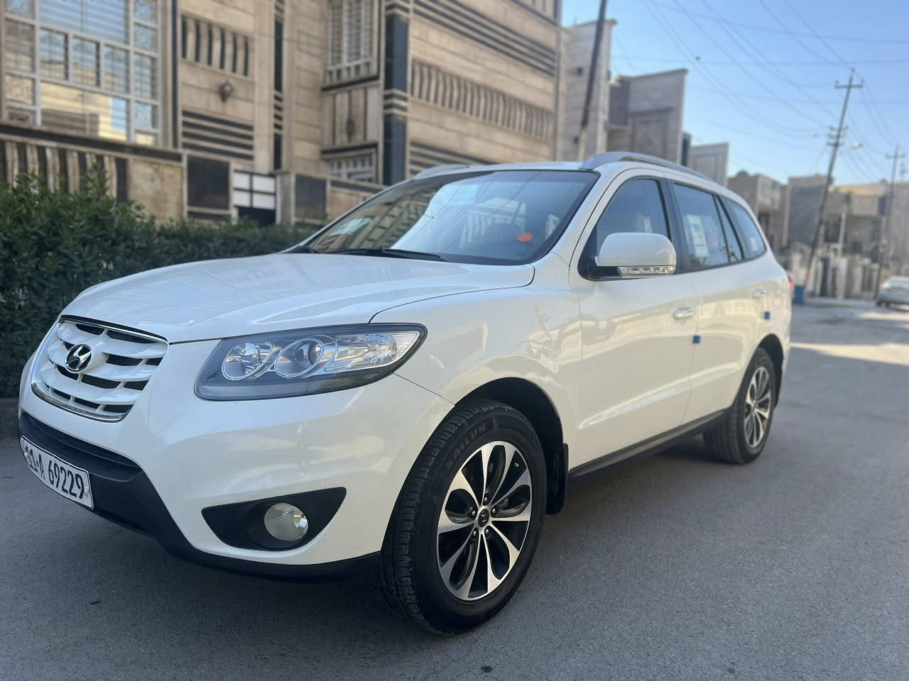 السلام عليكم 
سنتافي 2011 خليجي  مواصفات فول عده البصمه  
مكينه 6 سلندر. 7 راكب. فوريل. فتحه. تحكمات. كشن كهرباء. شاشه وكامره. مانع انزلاق. 3 قطع تبريد.  ماشيه 111 .   بيها شخط جوه الباب ومصبوغ من جوه الكنر موضح في الصوره. مابيها اي نواقص جاهزه.   السعر 152.    
للاستفسار ***********
