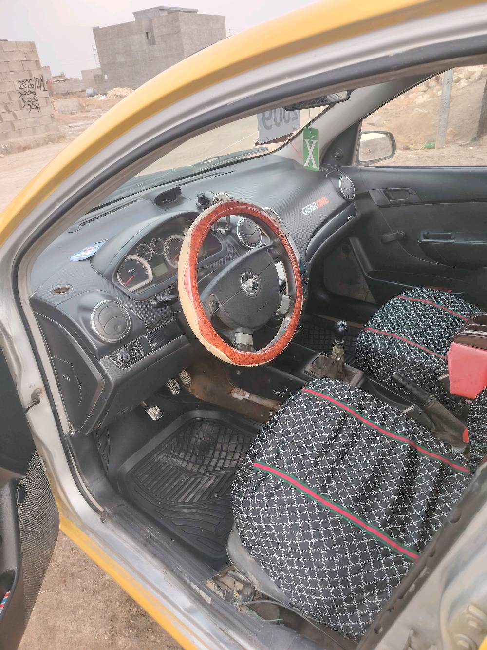 السلام عليكم
افيو 2009 خليجي محرك 1600 مسكر كير عادي سياره سنويه جديده رقم جديد مصفره هيئه مصبوغه عام السيارة 
تخم تاير وويل كب جدد شادهن صدر جديد سياره مالت جناي 
السعر 43 وبيها مجال السيارة عليها غرامه 100 الف تنزل من سعرها 
للاستفسار ***********
