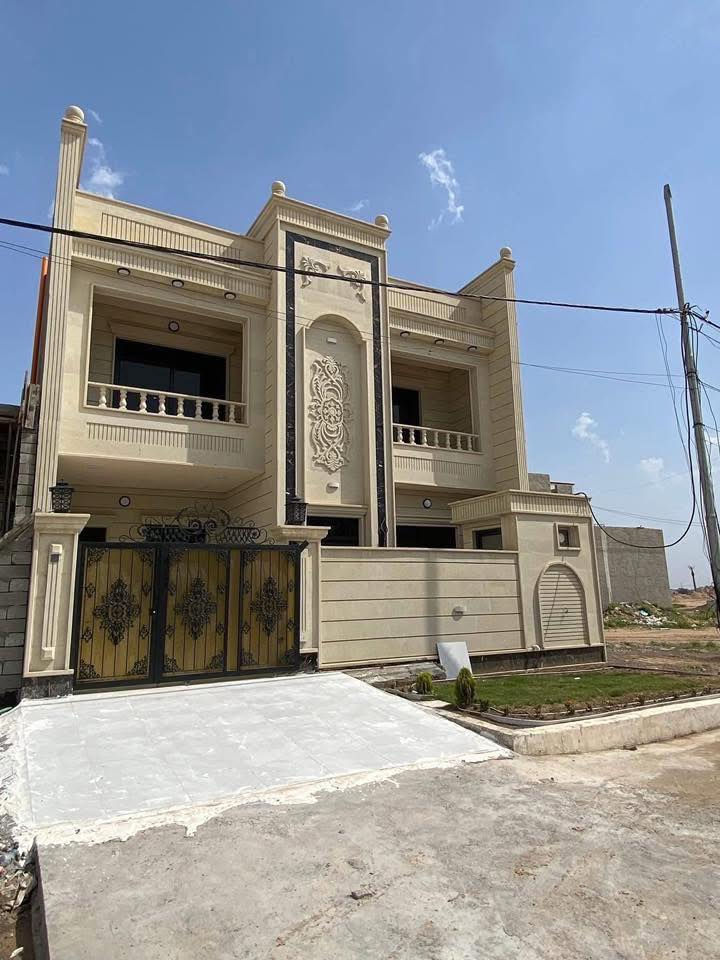 السلام عليكم بسم الله ماشاء الله 👋🏾👋🏾👋🏾  
ربما يكون دار العيد الجديد الفخم (دار الفرح 🏡)
دار للبيع في تكريت الديوم في بدايه التصنيع خلف الدار مباشر شارع 60م الرئيسي مساحته 200م على شارع 20 المبلط طبعاً البيت شغل جناي درجه أولى مصوره بكامل تفاصيله فيديو أرسله الك يتكون الدار من 5 غرف نوم وأستقبال واسعه وصالتين ومطبخ حار وبارد ومناور 
و4 مجاميع صحيه سطح شتايكر تم إنشاءه بمواصفات عالميه وبجهود مهندسين ذو خبره ومهاره عاليه وخارطته المتميزه حيث جمعو بين التصاميم الحديثة (المودرن) والملكيه (الكلاسيكيه الفاخره) ماشاء الله تبارك الرحمن. للأستفسار أكثر: خاص أو الأتصال أو واتساب التعامل 
مع صاحب الدار مباشر سهل ويتعامل وسعر الدار 
جداً مناسب وحياكم الله وكل الهلا…🤎🤎🤎
اتصال مباشر ***********📞
