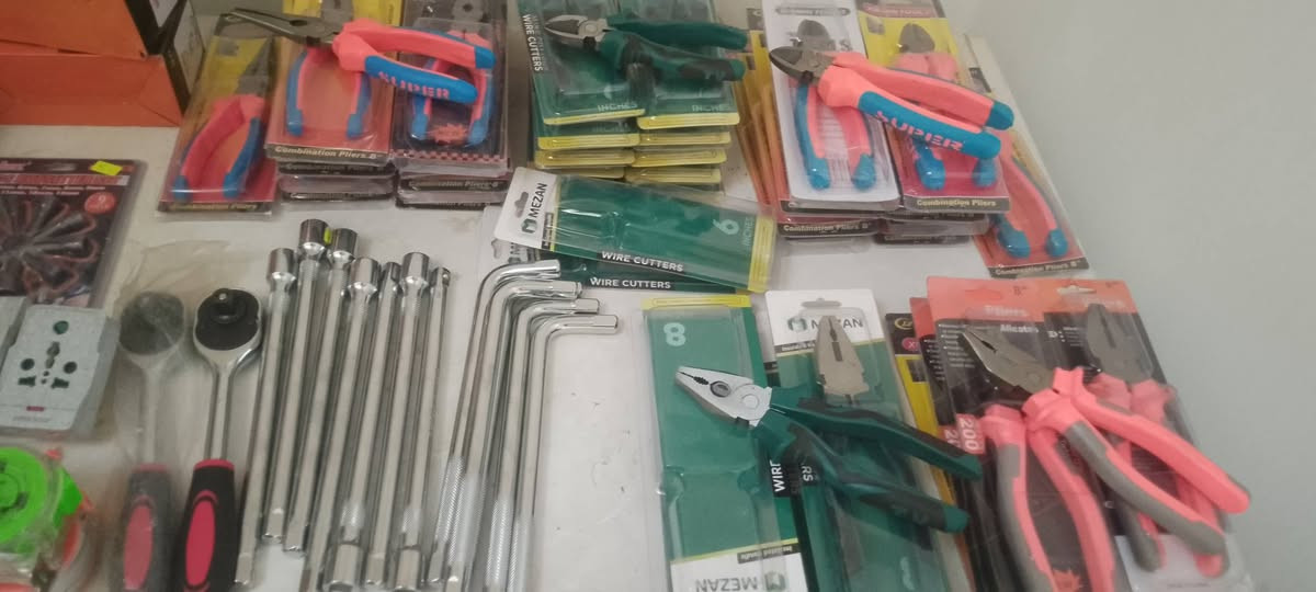 السلام عليكم عندي غراض للبيع ابسعرالجمله ***********
