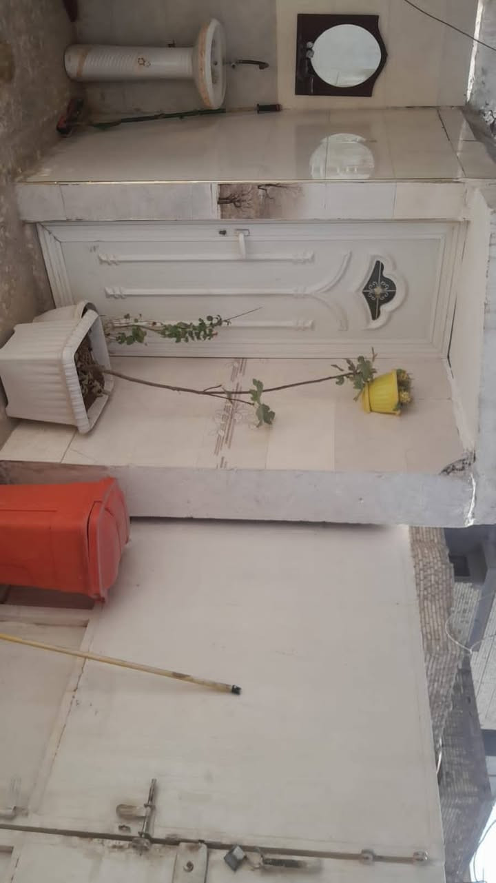 بيت للبيع مساحه ١٠٠ بالامين الثانيه السده جديده طابقين يحتوي طابق الاول على صحيات عدد ثنين واستقبال ومطبخ وغرفه ويحتوي طابق الثاني ع صحيات وغرفتين ومطبخ وبي سطحين للإستفسار اكثر  على رقم ***********
