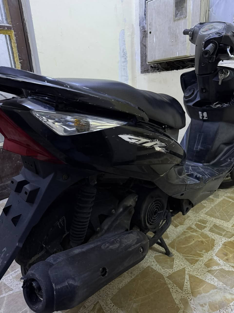 السلام عليكم ثعلب للبيع السعر ٥٠٠ الف بلاش                                           الدراجه خير من الله مكينة مكفولة ما مفتوحه نهائيا لا تبخير ولا تنقيص ولا نضوح الدراجه مكينتها كلش ناعمه (خرسه) كفرات اصلي سوادات كلها بلاديه كلشي بلادي يعني الدراجه تاخذها وتترحملي نكره سلف بكل وقت بعز البرد تجي عليها نكره سلف كهربائيات اربع اشاير لايتات  بكلايت خلفي كله شغال مابيها نقص فقط خرز الكلج تعبانات سعرهن ٣ الاف بهيج سعر وهيج نضافه متحصل مكاني بغداد الاعظمية واتساب فقط متواجد *********** وارجع واكرر الدراجه من التاير للتاير بلاد✅⚡️
