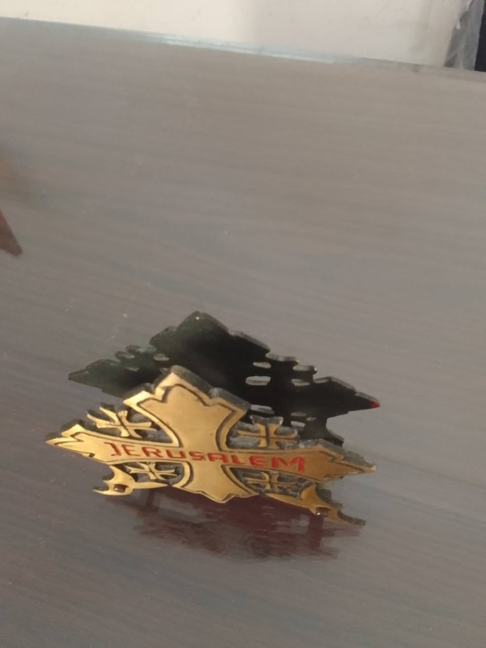 حامل رسائل بريدية مزخرف يتميز بتصميمة على شكل صليب القدس يتكون من صليب مركزى كبير محاط باربعة صلبان يونانيه ،،


**إذا كنت صاحب هذا الإعلان وتريد حذفه لأي سبب، رجاءا أرسل رسالة إلى الدعم الفني**