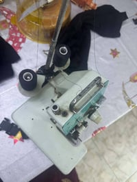 مكينه اوفر للبيع  مااعرف الها  امانه نضيفه كلش  بس اتكطع خيط لئن ماعرف...