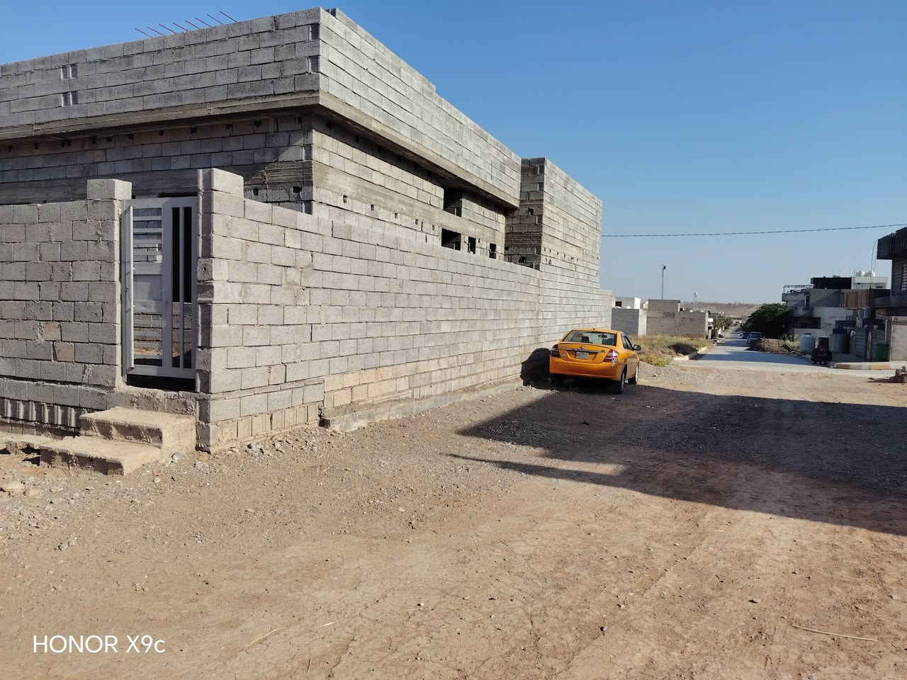 هيكل للبيع في سيروان قريب من جامع رسول أعظم مساحه البيت ٢٠٠ ويوجد مساحه كبيره في الخلف ألبيت رباط أرضي رباط سقف بيتونه كامل ستاره باقي التفاصيل خاص رقم التليفون *********** وأيوجد واتساب
