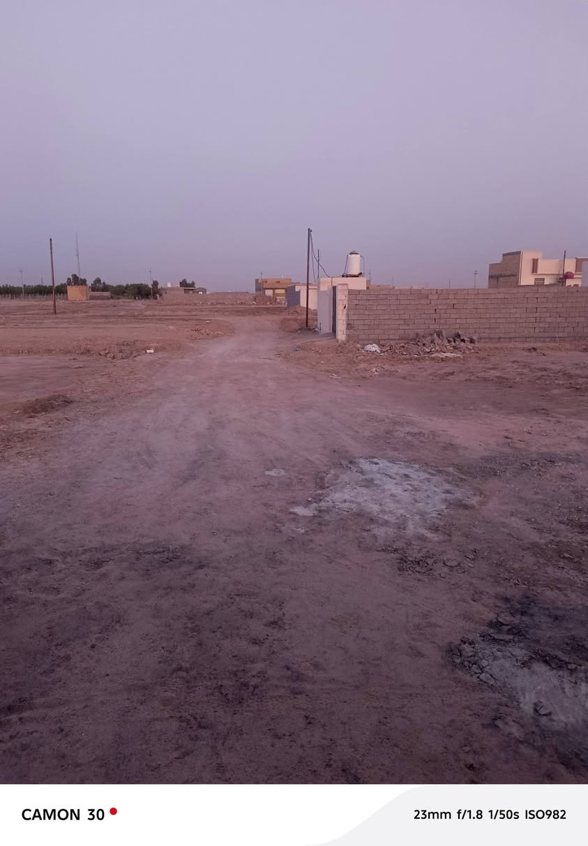 سلام عليكم بيت زراعي في حي جوادين مقابيل سكان صناعي مساحت البيت ١٠٠ م 📍/// ١٠ في///١٠  لابناء بللوك كهربائي سقف سندويج بي غرفه ومطبخ وصحيات مشتركه موقع البيت بين نزلت لوله والثانيه قيرب عله شارع سعر مناسب جدن جدن باقي التفاصيل مراسلت عله وتساب ***********
