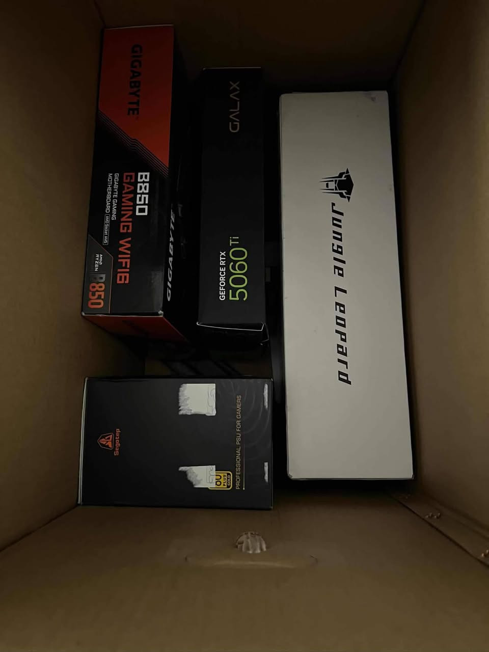 CPU: Ryzen 5 9600X
• Motherboard: Gigabyte B850 Gaming Wi-Fi 6
 • RAM: G.Skill 32GB (6000MHz)
 • GPU: RTX 5060 Ti 16GB – GALAX
 • Power Supply: Segotep 850W +80 Gold
 • Storage: M.2 NVMe Lexar N720 1TB (سرعة 6500MB/s)
 • Case: DY 470

🖥 الشاشة:
 • KTC 2K IPS
 • 200Hz
 • 0.5ms Response Time

⚡ الإضافات:
 • UPS مزود طاقة 3000VA مع شاشة ذكية
 • يحتوي على Voltage AVR (معادل فولتية)

🎮 الملحقات:
 • Mouse: Logitech G502
 • Gaming Keyboard
تجي للبيت أضيفك تفحص براحتك وتتوكل السعر واتساب موجود فقط***********
