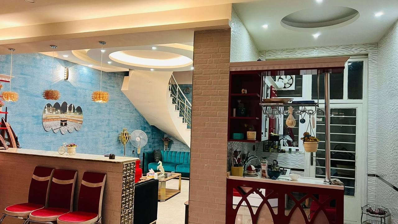 مكتب الودق للعقار 
دار للبيع 
العنوان شارع فلسطين حي المهندسين 
المساحه 200
واجهه6.66نزال 30
يحتوي ع صالة و استقبال و مطبخ حار بارد 
و خدمات وأربع غرف نوم 
للاستفسار:*********** 
خليفة التميمي
