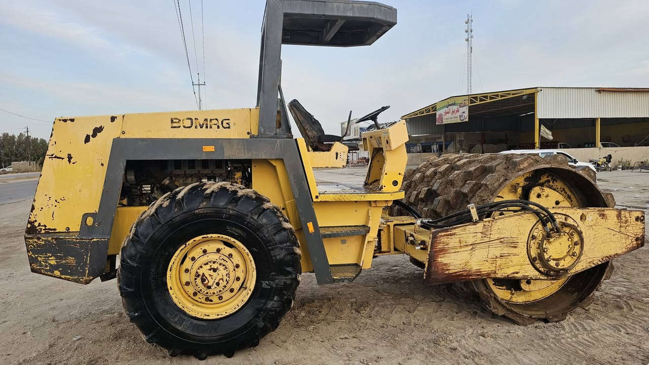 للبيع حادلة ضلفية بوماك جاهزة للعمل بلاديه منفيس سرعتين وهزاز شغال. 6 سلندر مضخة ومحرك مكفولات للتواصل على هذا الرقم ***********
