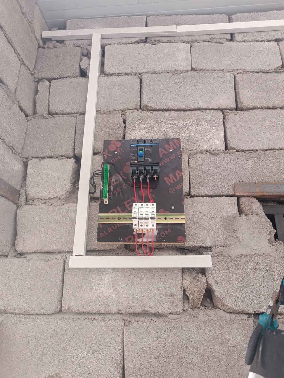 سلام عليكم الي محتاج فني كهربائي بيوت من الخارطة لتسيس الكهرباء كاملة+حماية كاثودية شركات اتصل ع الرقم***********  او مراسلة الصفحة
