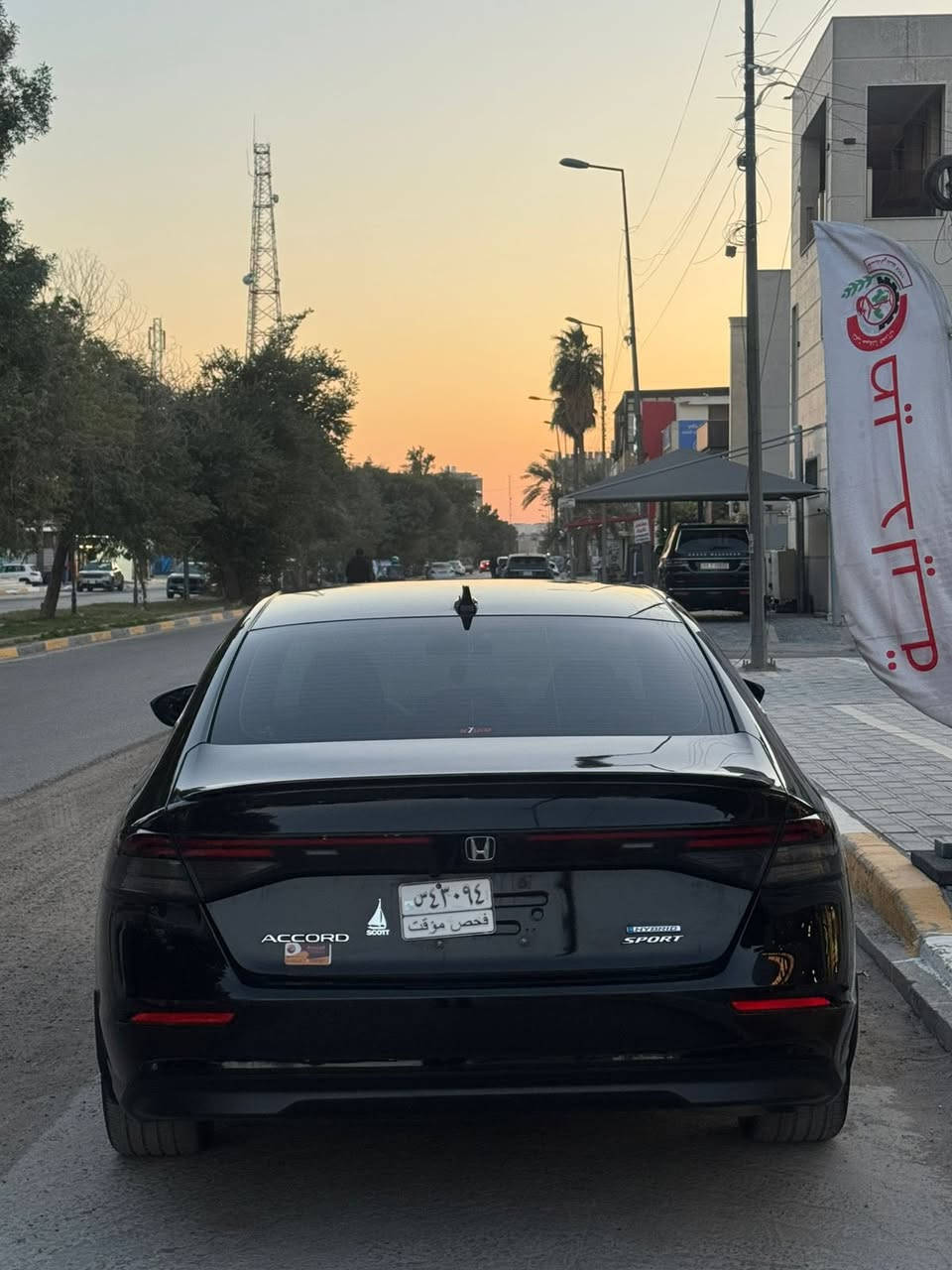 السلام عليكم هوندا اكورد هايبرد 2025 سبورت  لون أسوده طبت على كمرك جديد السعر على الخاص او اتصل الي يريد السعر يفوت الخاص مرقمه كامله رقم بغداد 
✨ المواصفات الخارجية

🔸 جنوط 19 إنش رياضية
🔸 ليتات LED أمامي وخلفي
🔸 مرايا كهرباء + إشارات
🔸 سبويلر رياضي
🔸 دخول ذكي (Smart Entry)
 🔹 محرك 2.0 هايبرد + محركين كهرباء
🔹 قوة 204 حصان
🔹 قير أوتوماتيك E-CVT
🔹 نظام تشغيل بالبصمة (زر ستارت)
🔹 نظام ECO + Sport
 🔹 شاشة كبيرة 12.3 إنش
🔹 شاشة عدادات ديجيتال
🔹 Apple CarPlay + Android Auto
🔹 شحن لاسلكي
🔹 مكيف أوتوماتيك مزدوج
🔹 Auto Hold (تثبيت الفرامل)  
  🔸 كاميرا خلفية متعددة الزوايا
🔸 رادار أمامي (مثبت سرعة ذكي)
🔸 تحذير تصادم + فرملة طوارئ
🔸 الحفاظ على المسار
🔸 Blind Spot (تحذير النقطة العمياء)
🔸 Cross Traffic (تنبيه حركة خلفية)  
  🔹 Auto Stop (إطفاء وتشغيل المحرك)  
🔹 فرامل إلكترونية
🔹 Drive Modes (Normal / Sport / Econ)  

 
  تجي قطعتين تبريد 
باقي المواصفات معروفة
 
السيارة حادثها بالداعامية ومصلحة الدعامية بدون صبغ 
والجاملغ بارد والبنيد بارد ( بدون فتح اي قطعة)
السياره ليبل واحد وجدا نظيفة العنوان بغداد اليرموك ***********
