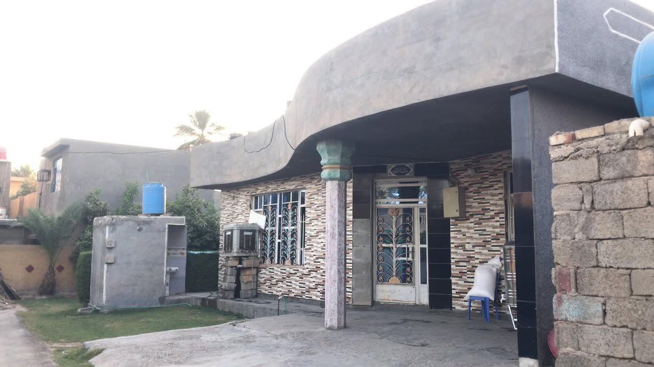 السلام عليكم ورحمة الله 
بيت للبيع بنطقة المدائن قريب على شارع العام يعني نزله من الشارع وتاخذ يمنه البيت كبالك ،موقع بيت حلو 
مساحة /فوك 380 متر 
بناء/2016 
للأستفسار /‭+964 787 772 0075‬
-واتساب ***********
