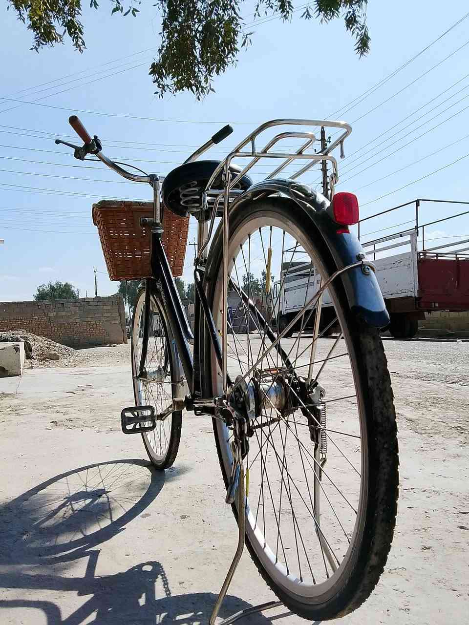 السلام عليكم بايسكل للبيع نضيف حجم27 لون اسود تاير اسفنج بريك خلفي فقط السعر 50 بي  متواجد فيس وهاذة رقمي  ‏‪0774 105 3059‬‏
