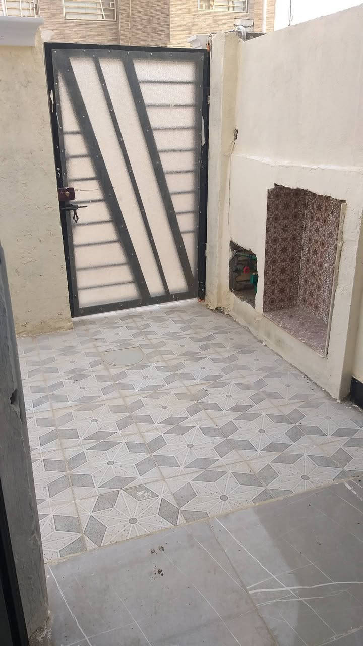 السلام عليكم دار سكن للبيع حديث البناء طابوق درجة اولى غير مسكون في الكوت منطقة حي الحكيم نزلة  افران الهادي مساحتة 100م وشارعة 10م البناء طابوق درجة اولى والسقف صب مسلح والارضية والجدران سيراميك ويتكون البيت من غرفة وصالة ومطبخ واستقبال وصحيات داخلية وخارجية ومرقم من قبل البلدية السعر 44 وبي مجال الاستفسار الاتصال على هذا الرقم ***********
