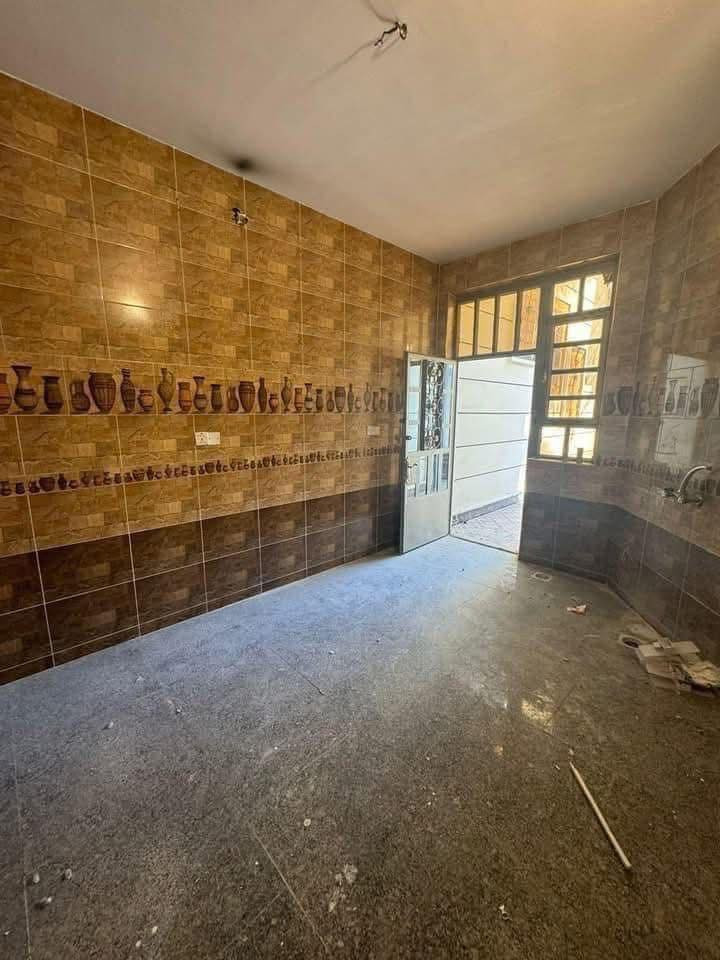 #للايجار____في____السيدية
بيت مساحة 150 متر مميز ومرتب ✨
يحتوي على:
▪️ أربع غرف نوم
▪️ صالة واسعة
▪️ مطبخ
▪️ خدمات صحية
▪️ كراج خلف العقار 🚗

💰 بدل الإيجار: مليون وربع

📞 للاستفسار: ***********
📍 مكتب الفهد الهندسي – مقابل لحوم جويلي
