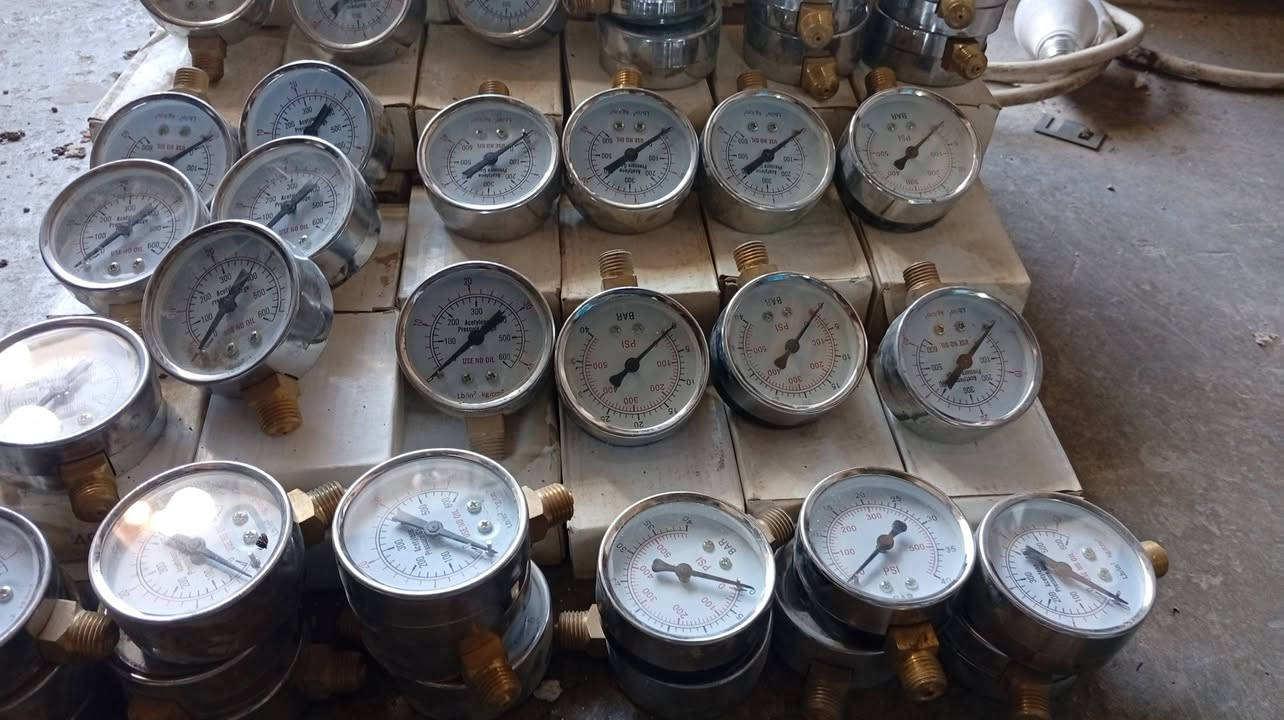 سلام عليكم عندي 250 قطعه كيج سعر القطعه الفين ونص مراسله خاص او يتصل ***********
