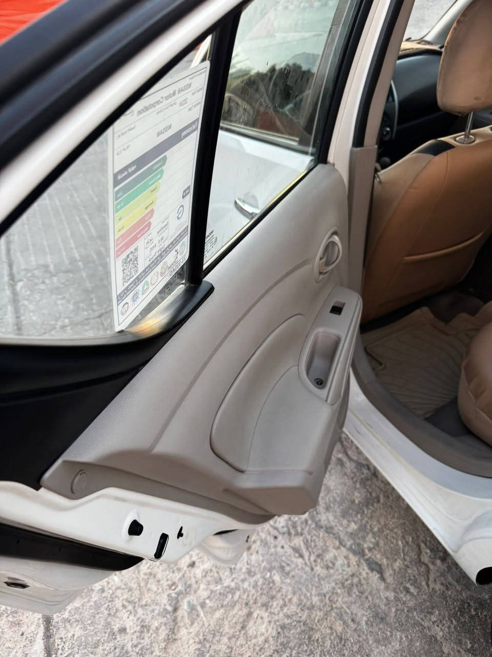 نيسان صني موديل 24
بيها جاملغ السائق بدون دواخل 
ماشيه 50 
السعر 114 وبيها مجال
*********** متواجد واتساب
