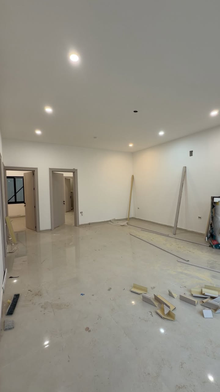 شقق للايجار 
شارع المطار خلف جامعة المشرق 
مجمع الضباط السكني 
الايجار للعوائل فقط🔺
تحتوي البناية على 12 وحدة سكنية 
وكراج 
ومصعد 
وتتوفر كل شقة سبالت وكاونتر 
الاتصال على الارقام التالية 
***********
***********
