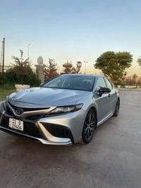 تويوتا كامري SE موديل 2023  ✨ لون فضي لامع  ✨ ممشى 51 ألف فقط  🔹 شاشة ...