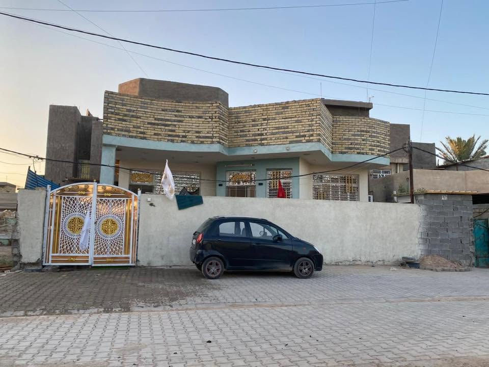 بيت للبيع 300متر بناء 2022
بصف الركن 
شارع البودراج فرع 8 امتار يحتوي ع غرفه نوم 5 في 5 
استقبال 9 في 5 + الكليدور 
صحيات حمام + مرافق داخلي + مرافق خارجي 
هول 5 في 9 
ترك داير مداير البيت مجاري خارجيه ماكو اي مجاري تحت البيت ماكو 
عالي عن الفرع والشارع حيل 
كهرباء 3 خطوط 
مطبخ 6 في 2
درج خارجي وداخلي 
الطابق الثاني 
مشتمل كامل غرفه 5في 5 وهول وصحيات 
سطحين مطبك شتايكر 
البيت كله بورسلين 
بناء كله طابوگ وماكو اي بلوك بس السياج 
ابواب كلها صاج الاصلي
***********

