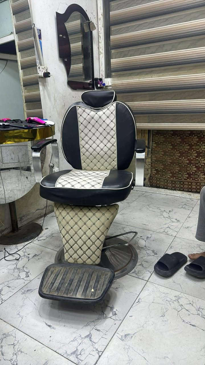 سلام عليكم
#للبيع
كراسي حلاقه ثنين صغار
وكرسي حلاقه الجبير هم
ومري ٣ 
ورفوف ٢ 
ومجرات ٢
ومغسله 
الموقع ديالى بعقوبه ٧ نيسان 
***********
