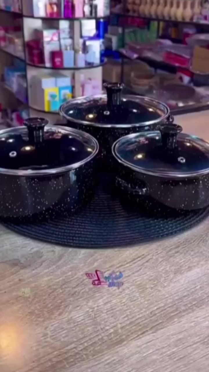 سيت قدور طبخ إيناميل ثلاثي مع أغطية زجاج

الاستخدامات

طهي الشوربات، المرق، الرز، والمعكرونة.

تحضير اليخنات والأطعمة اليومية بكميات مختلفة.

مناسب للاستخدام اليومي في المطبخ المنزلي.

مثالي للعائلات الصغيرة والمتوسطة.

المميزات

سيت مكوّن من 3 قدور بأحجام مختلفة لتغطية جميع احتياجات الطبخ.

مصنوع من معدن مطلي بطبقة إيناميل مقاومة للحرارة وسهلة التنظيف.

أغطية زجاجية شفافة مع فتحة بخار لمتابعة الطهي دون رفع الغطاء.

توزيع متوازن للحرارة يساعد على طهي متجانس.

مقابض جانبية متينة لسهولة الحمل والاستخدام.

تصميم منقّط أنيق باللون الأسود يناسب جميع المطابخ.

المقاسات:

- الكبير: قطر 20 سم – ارتفاع 9 سم
- الوسط: قطر 18 سم – ارتفاع 8.5 سم
- الصغير: قطر 16 سم – ارتفاع 8 سم

قياس الكارتون: 20 × 20 × 17 سم

محتويات الصندوق

قدر كبير قطر 20 سم + غطاء زجاجي.

قدر وسط قطر 18 سم + غطاء زجاجي.

قدر صغير قطر 16 سم + غطاء زجاجي.

الملاحظات

مناسب لمعظم أنواع المواقد المنزلية.

يُفضّل استخدام أدوات خشبية أو سيليكون للحفاظ على طبقة الإيناميل.

لا يُنصح بتعريض القدر لصدمة حرارية مباشرة (من حرارة عالية إلى ماء بارد).

يُغسل قبل الاستخدام الأول.


**إذا كنت صاحب هذا الإعلان وتريد حذفه لأي سبب، رجاءا أرسل رسالة إلى الدعم الفني**