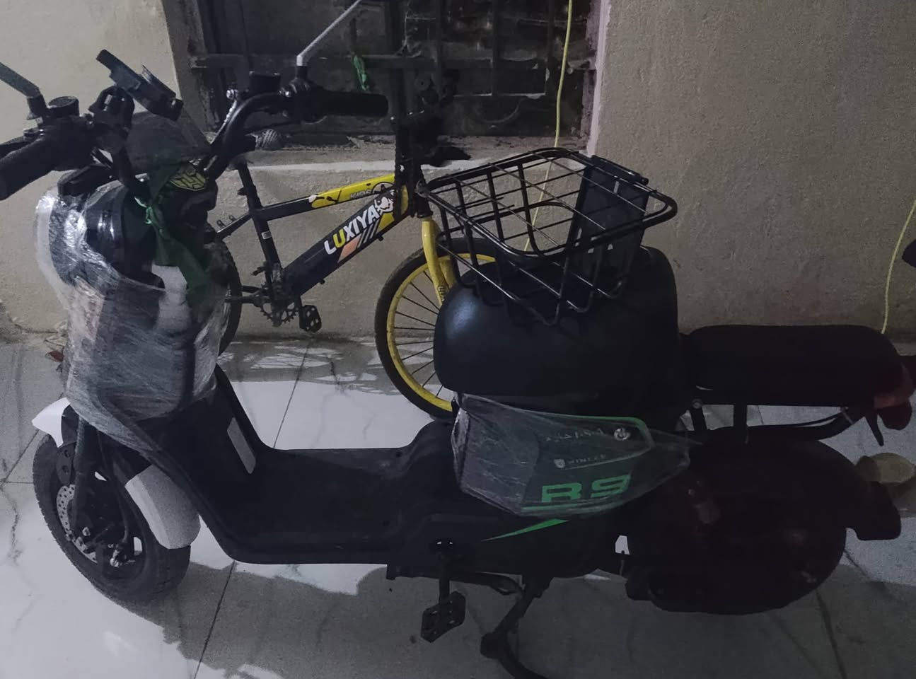 سلام عليكم دراجه شحن اسمها R9 مديل 25
سرعه 65 حقيقي
ملف 1200او 1500
4بطاريات دبل
تمشيك 45كيلوت اذا شحنتهة 
وياهة شاحنه اذا شحنت تفصل وحدها
اشاير يمنه يسره 
نشره لوره 
ضوه عالي ناصي وسط 
عقل رياضي
دبلات رياضي 
نضام Dتمشي كدام 
نضام Pتوف
نضام Rترجع لوه 
سويجين وبصمتين 
هورن سله 
خير من الله مواصفات 
بيها ملاحضه /البصمات يحتاجن باتري نال ساعه اب 500 او بلف والبايدر وحده اموخرها 
وذا خلصمت شحن تمشي بايدرات 

خير من الله مواصفات عالميه 
سعر 450 او مراوس اب جهاز او دراجه 
مكاني العنوان السماوه-القشله-يم التانكي الجبير القديم او يم الفلكه مال قشله موجود خاص او وتساب ***********
