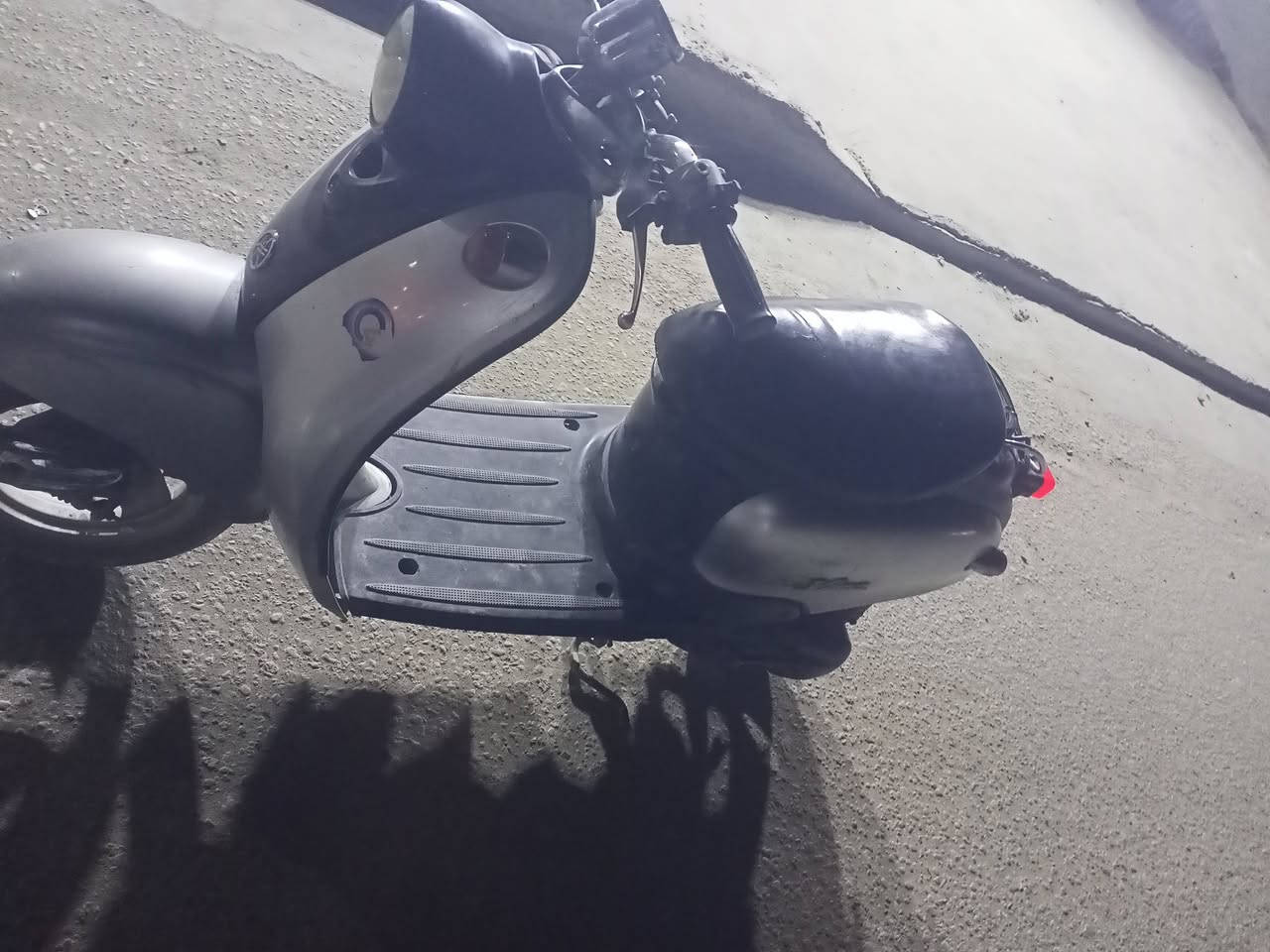 للبيع دراجه عبد الحليم كلاسك دراجه مال حاوية مكينة مامفتوح وكلة شغال اشاير لايت هورن عداد سرعة عداد بانزين كلة شغال اي نقص مابيهة فول نضافة كفر بلاد كلة بلاد تجي تفحص وتقتنع شرط الجديد السعر 300 ماخذيعة بمليون و200 بس اليشتري مومثل اليبيع  مكاني كربلاء حي الغدير يم الصورة للتصال *********** موجود خاص
