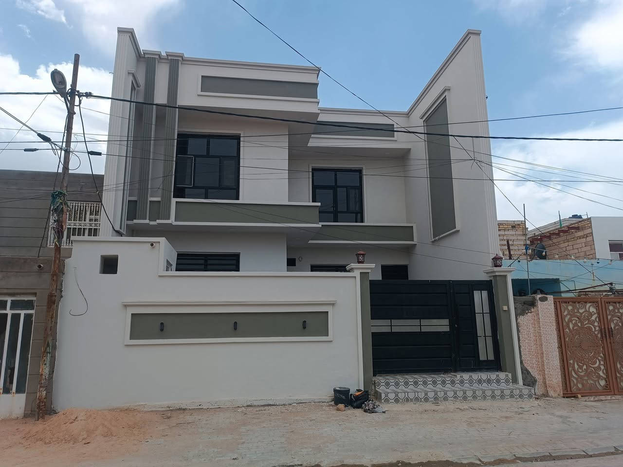 ✨ دار للبيع – موقع مميز جداً ✨

🏡 دار سكني للبيع
📐 المساحة: 200 متر
📍 الموقع: حي الفرات – قرب شارع المستوصف

🔥 البيت عَ ساحة وموقعه مرتب وهادئ ومناسب للعائلة

🔹 تفاصيل الدار:
▪️ 4 غرف نوم
▪️ صالتين
▪️ مطبخ
▪️ استقبال واسع
▪️ مجموعة صحيات داخلية وخارجية

⭐ قريب من جميع الخدمات
⭐ منطقة هادئة ومخدومة
⭐ مساحة مريحة وتصميم عملي للسكن العائلي

📞 للاستفسار والمعاينة:
مراجعة مكتب علاء الخالدي للعقار أو الاتصال بالرقم ***********
📍 العنوان: الديوانية – حي الفرات – شارع الصب – مكتب علاء الخالدي للعقار
