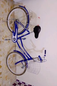 بايسكل رياضي باللون الأزرق متوفر للبيع. مزود بسلة أمامية لسهولة حمل ال...