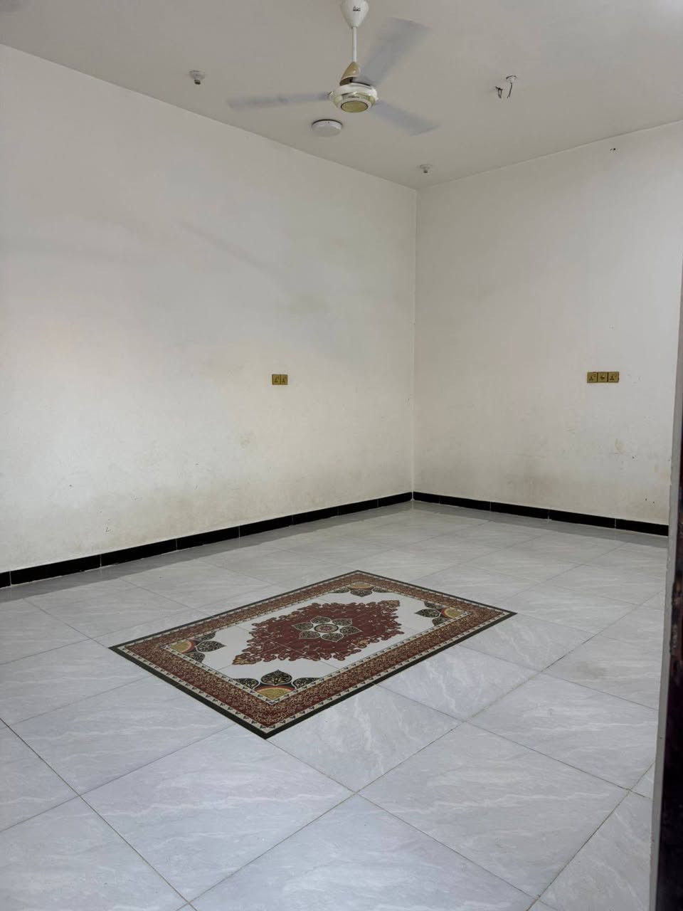 مشتمل مساحه 100متر 
بحي الحكيم بنزله عطوف 
غرفه وهول ومطبخ وستقبال 
سند 25مسجل بلديه 
السقف صب لارضيه سيراميك بيت فارغ حالين جاهز لسكن
السعر مناسب 18وبي مال *********** الاستفسار
