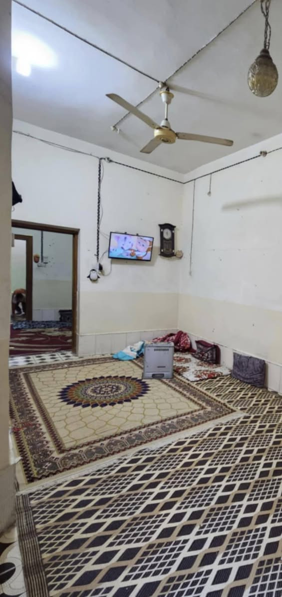 السلام عليكم دار للبيع مساحه ١٠٠ متر طابو صرف موقعه شارع الفضوه مجاور اهل الذهب مكون من غرفتين نوم وصاله ومطبخ واستقبال فول سيراميك بسعر مناسب جدا ٣٥ مليون للاستفسار الاتصال على الرقم *********** او ***********
