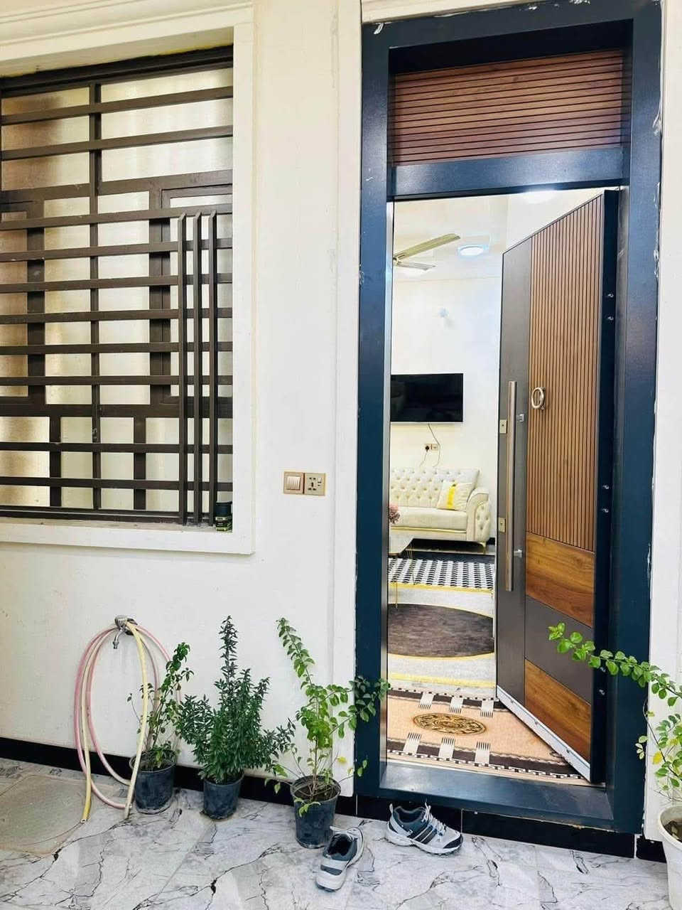 عقار للبيع 🏠
المكان: بغداد - الخطيب الزراعي -قريب جامع الامامين ومقابيل بيت ثويني 
المساحة: 100 متر طابقين 
المواصفات 
.طرمة 
.مدخلين استقبال 
.وحوالي هوو مطبخ هوو حولي 
. وغرفة نوم جوه وفوك غرفتين نوم 
.وصحيات خارجية وجوه وفوك 
.عدد غرفة النوم 3 
.السعر خاص 
.الاستفسار راسلني واتساب ***********

#بيع #الخطيب #العراق #بيوت_للايجار
