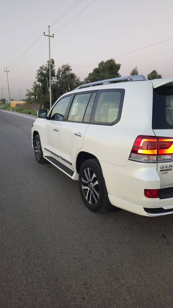 السلام عليكم ورحمة الله
لاندكروز موديل 2019 ساز باب أول رقم بغداد الجديد بأسمي تحويل مباشر ماشية 106 الف كيلو فول مواصفات معروفة مواصفاتها للجناي كفالة من الصبغ والتبديل محرك 6 سلندر...
السيارة بيها سحب PDR قليل جدا موضح بالسونر 
محرك 6 سلندر 
بصمة أبواب وتشغيل 
فتحة سقف 
حساس أمامي وخلفي أصلي 
تبريد ثلاث قطع 
ثلاث شاشات أصلية
فور ويل 
كشنات جلد 
كشنات كهرباء ثلاث حركات 
فول لايت زينون 
صندوق كهرباء أصلي 
وبعد اكو مواصفات معروفة للجناي 
مكاني بغداد الدورة 
السعر 485 وبيها مجال للشراي 
***********
***********
